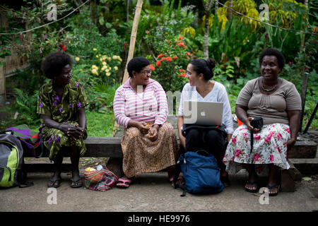 ARAWA, autonome Region of Bougainville, Papua New Guinea (2. Juli 2015) (zweiter von rechts) Abhilasha Sharma, Spezialist für Geschlecht mit Counterpart International, spricht mit Bougainville Gemeindeleiter während eines Gewalt in der Familie-Prävention-Workshops bei Tuniva Learning Center als Teil der Pazifischen Partnerschaft 2015. Führer von Bougainville und dem Lazarettschiff USNS Mercy (T-AH 19) leitete den Workshop im Rahmen des nationalen Aktionsplans zu Frauen, Frieden und Sicherheit. Barmherzigkeit ist derzeit in Papua-Neu-Guinea für seine zweite Mission Hafen PP15. Pazifische Partnerschaft ist in seiner 10. Iteration und Stockfoto