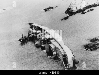 Ein strenger Blick auf die sowjetische Kanin Klasse Lenkwaffenzerstörer, die Boykiy auf der Backbordseite Absätzen über nach dem Auflaufen in Norwegisch Gewässern. Stockfoto