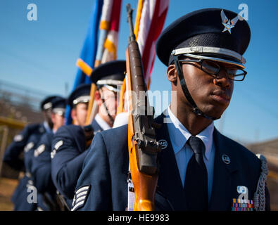 Staff Sgt Jeremy Wortham wartet eine Ehrengarde Flagge ausführlich zu einer Zeremonie am 16. November auf der Eglin Air Force Base, Florida führen Im Jahr 2016 reiste der Basis Honor Guard Teams 190.823 Meilen um 458 Details zwischen 20 Landkreise und zwei Staaten abzuschließen. Samuel King Jr.) Stockfoto