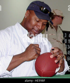 Südwest-Asien--Airman 1st Class Joseph Bowling bekommt seine Fußball Sonntag vom ehemaligen Profi-Fußball und Baseball Spieler Bo Jackson unterzeichnet.  Airman Bowling wird in 386th Air Expeditionary Wing, Force Protection bereitgestellt.  Senior Airman James C. Dillard) Stockfoto