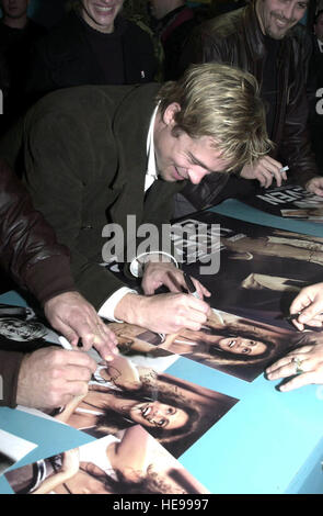 Brad Pitt Zeichen Autogramme für die Incirlik Air Base Truppen während seiner Dez. 7 besuchen an der Basis.  Brad begleitet auch Julia Roberts, George Clooney, Matt Damon und Andy Garcia, um seine Wertschätzung für das Militär für den Dienst in ihr Land zu zeigen.   Airman 1st Class Tanaya M. Harms.  () Stockfoto