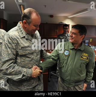 General Philip M. Breedlove, U. S. Air Force in Europa und Afrika Air Forces Kommandant begrüßt bulgarische Luft-Chef, Generalmajor Costantin Popov, 11. Februar 2013 zur Ramstein Air Base in Deutschland. Breedlove und Popov durchgeführt, eine Routine Luft Chef Büro anrufen, Partnerschaften aufzubauen und die Verbesserung beider Nationen zu diskutieren.  Airman 1st Class Dymekre Allen Stockfoto