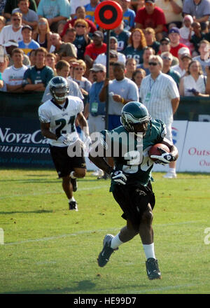 Philadelphia Eagles Runningback Brian Westbrook (36) zieht das Feld während des Trainings in der Eagles Trainingslager an der Lehigh University in Lehigh, Penn, 5. August 2008.  Herr Westbrook zusammen mit anderen Spielern Eagles nahm sich Zeit nach dem Training zu mehr als 200 Militärangehörige, die Teilnahme an dem Trainingslager für die Eagles militärischen Tag 5. August treffen und Autogramme.  (US Air Force Photo/techn. Sgt Scott T. Sturkol) Stockfoto