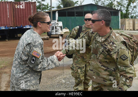 COATEPEQUE, Guatemala – Arkansas National Guard Command Sergeant Major Tammy Treat, links, 871st Truppe Befehl Bataillon Befehl Sergeant-Major, schüttelt Hände mit Arkansas National Guard Major General Gregory Bacon, stellvertretender Generaladjutant, bei seiner Ankunft, Task Force Red Wolf Soldat innen 24. Mai 2016, während Übung BEYOND THE HORIZON 2016 GUATEMALA zu besuchen. Speck wurde von Task Force Red Wolf Führer begrüßt und informiert über aktuelle Vorgänge.  Senior Airman Dillon Davis Stockfoto