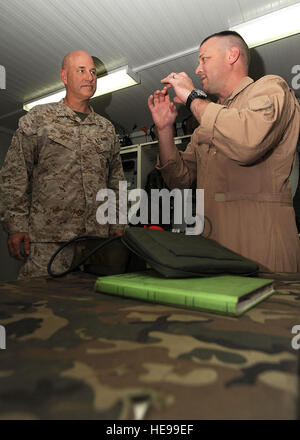 US Marine Major General Paul Brier, Kommandeur der Marine Forces Europe und Marine Forces Africa (links), ist vom Generalmajor Jeffrey Hubley, Marine schwere Hubschrauberstaffel auf das Geschwader Fähigkeiten bei Brier Besuch auf Camp Lemonier, Dschibuti 20 Juli unterrichtet. Brier besuchte auch mit US Army Major General James Owens, Combined Joint Task Force - Horn von Afrika stellvertretender Kommandeur und US Navy Captain John Dixon, CJTF-HOA Chef des Stabes, wen er Virginia Military Institute mit besuchte. Stockfoto