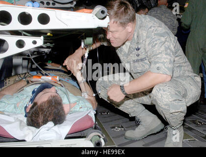 Major General Frank Gorenc, Kommandant der Luftwaffe District of Washington, dank einer verletzten Service-Mitglied für seine Verdienste während seines Besuchs in die Aero Krankenstation Inszenierung 10 Juli. (USAF Foto/Staff Sgt Tanika Belfield) Stockfoto