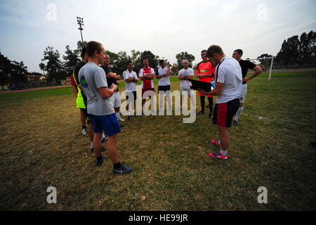 1. Niederlande Ballistic Missile Defense Task Force base Fußball spielt das Team Bewertungen vor der Verkleidung gegen Deutschland Patriot Mission Kahramanmaras Fußballmannschaft während eines Turniers 8. November 2013, auf der Incirlik Air Base, Türkei. Die Holländer besiegten die deutschen 6 bis 1.  Flieger 1. Klasse Nicole Sikorski Stockfoto