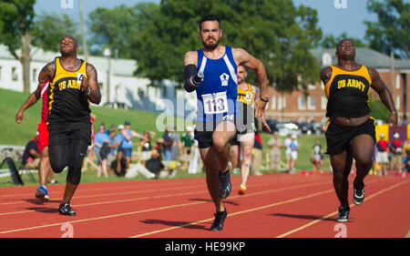 Ehemaliger Staff Sgt Daniel Crane beteiligt sich im 100-Meter-Lauf, während 2015 Abteilung der Verteidigung Krieger Spiele im Musée National des Marine Corps in Quantico, Virginia, 23. Juni 2015. Die Krieger Spiele bietet Athleten aus über das Verteidigungsministerium, die Paralympics-Stil-Veranstaltungen für ihre jeweiligen militärischen Filialen. (U.S. Marine Corps Foto/Lance CPL Terry W. Miller Jr.) Stockfoto