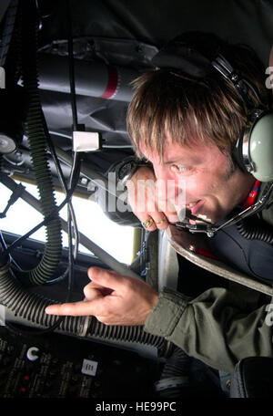 Bruce Dickinson, Sänger von Iron Maiden und kommerzielle Fluglinie Piloten, Gespräche mit Senior Master Sgt. Milton Griggs, KC-135 Boom Operator in der 351st Air Refueling Squadron, während eine Betankung Flug mit 100. Air Refueling Wing an RAF Mildenhall Okt. 25.  Dickinson ist Gastgeber einer fünfteiligen Reihe für den Discovery Channel mit dem Titel "Flying Heavy Metal" und präsentiert die 100. ARW Personal- und KC-135 Stratotankers.   Captain Shane Balken. Stockfoto