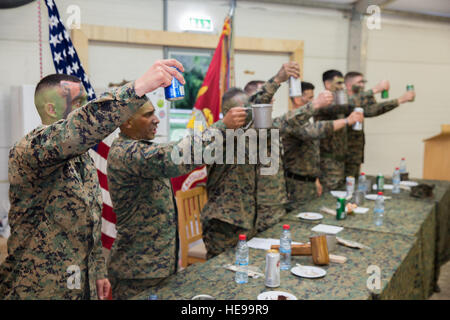 US-Marines und Segler mit Alpha Company, Schwarzmeer Drehkraft erhöhen ihre Getränke für einen Toast in einem Chaos Nacht an Bord Mihail Kogalniceanu Air Base, Rumänien, 6. April 2016. Egal wo die Marines in der Welt sind finden sie Möglichkeiten zu versammeln um Einheit Zusammenhalt und Esprit De Corps bekennen.  Lance CPL Kyle A. Kauffman, 2D MARDIV COMCAM / veröffentlicht) Stockfoto