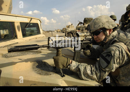 US Army Staff Sgt Vince Foster von Bravo Company, 1. Kavallerie-Division, 12. Infanterie-Regiment, sorgt für Sicherheit bei einem kurzen Halt in Buhriz, Irak, am 17. Februar.   Staff Sgt. Stacy L. Pearsall) Stockfoto