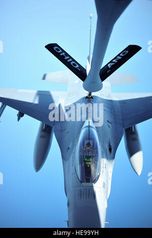 Eine f-16 Fighting Falcon ist 12. Juli 2015, in Swanton, Ohio von einem KC-135 Stratotanker betankt. Ehegatten der 180. Fighter Wing Flieger teilgenommen "Ehepartner Lift,", der ihnen die Möglichkeit, eine Luft tanken aus dem Pod an der Unterseite des Tankers zu sehen gab. Militärische Mitglieder hängen von ihren Ehemännern und Ehefrauen für die Unterstützung, die entscheidend für den Erfolg der Mission ist. (/ Techn. Sgt. Nic Kuetemeyer) Stockfoto