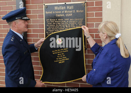 Enthüllen Sie US Air Force Generalmajor Jonathan T. Treacy, Joint Task Force-Civil Support Kommandant und Theresa Mullan, feierlich die Gedenktafel widmen der JTF-CS-zentrale als "Mullen Hall," in einer Zeremonie am Fort Eustis, Virginia, 14. Juni 2012. Das Gebäude ist benannt zu Ehren von Theresa es Sohn, den späten US Army Captain Michael D. Mullan, Reservist, Notaufnahme Krankenschwester und dekorierten New York City Feuerwehrmann starb bei dem Versuch, anderen Feuerwehrleute vom Marriott Hotel direkt neben dem World Trade Center Türme während der Terroranschläge des 11. September 2001 zu retten. Stockfoto