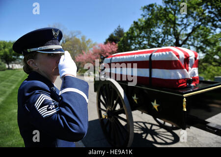 US Air Force Chief Master Sgt. Diane Munson salutiert während ein Sarg auf eine Munitionskiste, die die Reste der techn. Sgt Allen J. Avery enthält während Avery Begräbniszeremonie am Nationalfriedhof Arlington, VA., 6. April 2012 vergeht. Avery gehörte einem Kampfeinsatz für Such- und Rettungsmaßnahmen an Bord eines HH - 53C Super Jolly Green Giant Helikopter, wenn sie über Provinz Quang Tri, Südvietnam, 6. April 1972 abgeschossen wurden. Munson ist mit der US Air Force Ehrengarde.  Val Gempis) Stockfoto