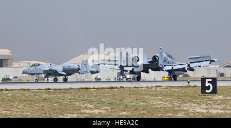 Ein paar der US Air Force a-10 Thunderbolt II, 303. Expeditionary Kämpfer-Geschwader zugewiesen taxi der Startbahn in Bagram Air Field, Afghanistan 29. September 2014. Die a-10 die Manövrierbarkeit bei niedrigen Luftgeschwindigkeiten und Höhen ermöglicht es, Luftunterstützung während der Operation Enduring Freedom zu bieten.  303. Fighter Squadron wird bereitgestellt von Whiteman Air Force Base, Mo., und ist Teil des Referats 442nd Kämpfer-Flügel-Luft-Reserve.  Staff Sgt Miguel Lara III Stockfoto