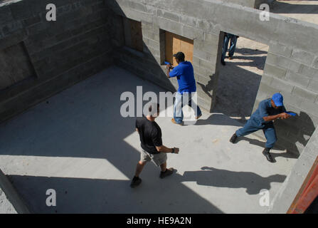 FBI Supervisory Special Agent Anthony Bruno weist Antigua und Barbuda Abteilung Polizisten in Raum clearing-Taktiken während der Übung Tradewinds 2011. (FBI Kurt Crawford) Stockfoto