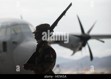 Ein US-Flieger mit der Bagram Air Feld Ehrengarde beteiligt sich an der 455. Expeditionary Mission Support Group-Änderung der Befehl Zeremonie in Bagram Air Field, Afghanistan, 3. August 2015. 455. MSG besteht aus fünf Schwadronen verantwortlich für Kommunikation, Bauingenieur Operationen, Support für Force, Logistik-Bereitschaft und Sicherheitskräfte.  Techn. Sgt Joseph Swafford Stockfoto