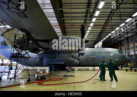 Zwei Flieger aus der 86. Aircraft Maintenance Squadron bewerten einer C-130J Super Hercules vor dem Waschen, 20. April 2015, auf der Ramstein Air Base, Deutschland. Alle C-130J in Ramstein werden regelmäßig für Korrosionsschutz und Kontrolle gewaschen. Halten wichtige strukturelle Komponenten verbessern sauber hilft die Lebensdauer der Flugzeuge, so halten sie länger einsatzfähig. Staff Sgt Sara Keller) Stockfoto