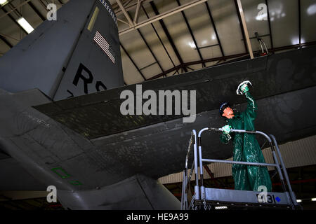 Flieger 1. Klasse Robert Thomson, 86. Aircraft Maintenance Squadron Crewchief, wäscht das Ende einer C-130J Super Hercules 20. April 2015, in Ramstein Air Base, Deutschland. Sicherheit ist beim Waschen des Flugzeugs, die Sorge für alle Flieger. Alle Mitglieder, die Teilnahme an der Waschmaschine sind verpflichtet, Ganzkörper-Schutzausrüstung tragen. Staff Sgt Sara Keller) Stockfoto