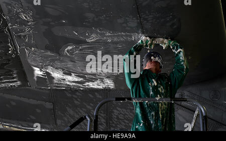 Flieger 1. Klasse Robert Thomson, 86. Aircraft Maintenance Squadron Crewchief, wäscht das Ende einer C-130J Super Hercules 20. April 2015, in Ramstein Air Base, Deutschland. Sicherheit ist beim Waschen des Flugzeugs, die Sorge für alle Flieger. Alle Mitglieder, die Teilnahme an der Waschmaschine sind verpflichtet, Ganzkörper-Schutzausrüstung tragen. Staff Sgt Sara Keller) Stockfoto