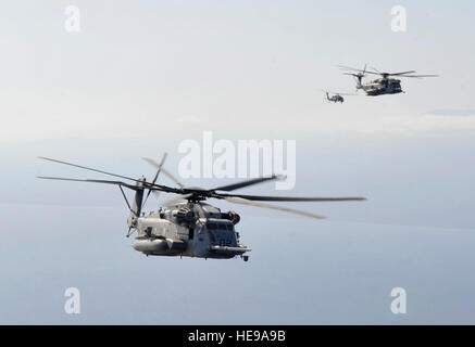 Ein US-Marinekorps CH-53 Super Hengst positioniert um aus einem MC - 130 P bekämpfen Schatten zugewiesen der 81. Expeditionary Rescue Squadron während einer Mission über Dschibuti 29. Januar 2013 zu tanken. Die CH-53 ist der größte und schwerste Hubschrauber der US-Armee und wurde entscheidend für die Personal Recovery Mission und Ausbildung in der Region Ostafrika kombiniert Joint Task Force-Horn von Afrika zu unterstützen.  Staff Sgt Caleb Pierce) Stockfoto