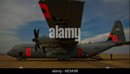 MESA, Arizona--Eine militärische c-130 aus 146 Airlift Wing, California Air National Guard, und ausgestattet mit der modularen Airborne Fire Fighting System, Kraftstoff nach Ankunft am Flughafen von Phoenix-Mesa Gateway hier 3. Juli 2013 erhält. Das Flugzeug und drei, die andere wie sie bestellt wurden verlagert von Peterson Air Force Base, Colorado, wo sie Brände seit Juni 11 gekämpft hatte, nach Mesa von Planern in Boise, Idaho-basierte National Interagency Fire Center. MAFFS ist eine eigenständige Antenne Brandbekämpfung System im Besitz des U.S. Forest Service. MAFFS Module sind in den Frachtraum des Militar geladen. Stockfoto