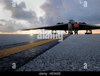 Crew Chiefs, 509. Aircraft Maintenance Squadron zugewiesen darauf vorbereiten, ein b-2 Spirit Andersen Air Force Base, Guam, 12. August 2015 starten.  Drei B-2s und etwa 225 Flieger von Whiteman AFB, Missouri, auf Guam durchzuführen Einarbeitung Fortbildungsmaßnahmen in der Indo-Asien-Pazifik-Region bereitgestellt. Senior Airman Joseph A. Pagán Jr.) Stockfoto