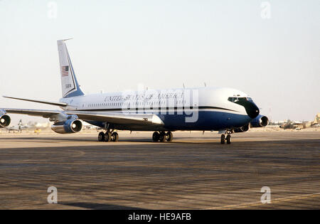 VC-137 Stratoliner Transportflugzeug von der 89. Military Airlift Wing von Andrews Air Force Base, MD., mit US-Verteidigungsminister Richard Cheney und General Colin Powell, Vorsitzender der Joint Chiefs Of Staff, taxis auf den VIP Parkplatz auf einem saudischen Flugfeld während der Operation Desert Shield. Stockfoto