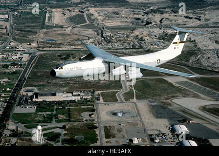 Eine Luft/Luft-linke Seitenansicht eines C-141B Starlifter Flugzeugs über Norton AFB, CA., Air Combat Kamera Service Bldg. Stockfoto