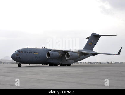 Eine c-17 Aircrew transportieren Armee General Martin E. Dempsey, 18. Vorsitzender der Joint Chiefs Of Staff, bereitet sich bereits auf der militärischen Seite der Kabul International Airport in Kabul, Afghanistan, 20. Oktober 2011 parken. Bei Dempseys ersten Besuch zu Befehl-Landeshauptstadt in Kabul traf er mit Marine-General John R. Allen, Kommandeur der NATO International Security Assistance Force in Afghanistan (ISAF) und US Armee Generalleutnant Curtis Scaparrotti, Kommandeur der ISAF Joint Command.  Master Sergeant Michael O'Connor Stockfoto