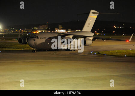 Eine C - 17 Globemaster III von gemeinsamen Basis Pearl Harbor-Hickam, Hawaii, beladen mit Zubehör und gemeinsame Service-Mitglieder fährt Kadena Air Base, Japan, 15. November 2013. Dies ist einer der vielen Lieferung Lieferungen, die gerne von den Philippinen nach Super Taifun Haiyan vorgenommen werden.  Senior Airman Marcus Morris) Stockfoto