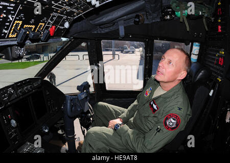 119. Wing Commander Oberst Rick Gibney, nimmt einen genaueren Blick auf das Cockpit einer C-27J Spartan Flugzeuge, nachdem es am Hector International Airport nach Abschluss eine Schnuppertour durchgeführt von l-3-Plattform-Integration, Alenia North America, und die Unternehmen Joint-Venture, Global Military Aircraft Systems, an der North Dakota Air National Guard Base, Fargo Okt. 15, landet , N.D.  Die Schnuppertour soll helfen, Einheit Mitglieder von North Dakota Air National Guard mit ihren zukünftigen Flugzeugen kennen zu lernen und geplante Mission Übergang soll im Jahr 2013 beginnen.  Das Medium ist ein Stockfoto