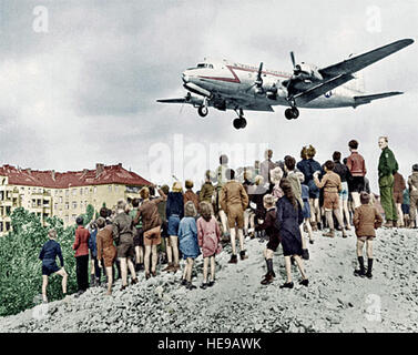 Berliner hält eine Apr. 27 Abstimmung über die Zukunft des Flughafens Tempelhof, verwendet in der Berliner Luftbrücke 1948 / 49, die die sowjetische trotzte Blockade durch die Versorgung zum Westteil der Stadt. Einer von drei Flughäfen, Tempelhof jetzt übernimmt nur eine Prise von Linienflügen, wie Pläne vorgehen, Verkehr auf einem Flughafen am Stadtrand gebaut zu verlagern. Aber eine Gruppe von Geschichtsinteressierten und andere gesammelt 200.000 Unterschriften für ein Referendum zu zwingen. "Tempelhof wirtschaftlichen Wert der Stadt verleiht", sagt Sprecher Thomas Böhme, unter Berufung auf seine zentrale Lage. Die Abstimmungsergebnisse sind nicht lega Stockfoto