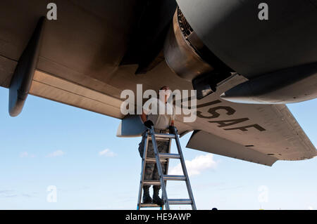 Techn. Sgt. Johanna Aponte, 514. Aircraft Maintenance Squadron, inspiziert einen Motor auf einem c-17 Globemaster III während einer Trainingsmission Aug. 30.  Senior Airman Jasmine Zielomski) Stockfoto