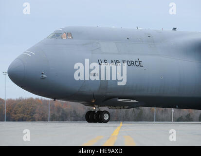 C - 5M Super Galaxy, serial Nr. 85-0004, landet auf der Dover Air Force Base, Del. um seine Lieferung Flug nach Upgrade auf ein Super Galaxy von Lockheed Martin Corp. in Marietta, Georgia, 21. November 2013 abzuschließen. 85-0004, ist das 13. C - 5M-Modell an die USAF ausgeliefert werden und schließt sich der 436th Luftbrücke Flügel, derzeit der einzige Front-Line Transport Flügel bedienbar C - 5 M. Greg L. Davis) Stockfoto