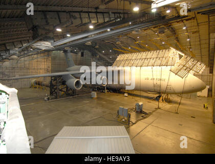 EGLIN AIR FORCE BASE, Florida – The C - 5M Super Galaxy erfährt extremer Hitze und UV-Exposition während der Re-engining und Zuverlässigkeit Programm am McKinley Climactic Laboratory 21 Oktober bis 17. November. Einige der einzigartigen Herausforderungen war die Labor-Crew konfrontiert die C - 5 M innerhalb des Hangars bekommen. Einige der Hangar Rohrleitung ist hängt niedriger als die c-5 Rute ein Hindernis für die Crew verschieben innerhalb des Hangars zu schaffen. Sie benötigt, um das Ende des Flugzeugs innerhalb Zoll berühren den Boden senken und aufgebockt den Front-End-um den richtigen Hebel zu erhalten. Da des Flugzeugs Stockfoto
