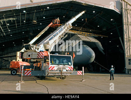 EGLIN AIR FORCE BASE, Florida – The C - 5M Super Galaxy erfährt extremer Hitze und UV-Exposition während der Re-engining und Zuverlässigkeit Programm am McKinley Climactic Laboratory 21 Oktober bis 17. November. Einige der einzigartigen Herausforderungen war die Labor-Crew konfrontiert die C - 5 M innerhalb des Hangars bekommen. Eine weitere Abweichung vom normalen Ladevorgänge baute die Sonnenkollektoren, nachdem das Flugzeug geladen wurde. Diese erfordern spezielle Besatzungen und Krananlagen, mehr als 90 Sonnenkollektoren um genau Sonneneinstrahlung während extremer Hitze Segment der Prüfung simulieren zu montieren.  Wendell Rowan) Stockfoto