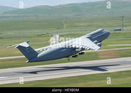 Massen von Menschen sehen Sie atemberaubende Luftaufnahmen Displays, Militärflugzeuge aus nächster Nähe inspizieren, sprechen mit verschiedenen Mitgliedern des Team Travis zu lernen über das Leben in der US Air Force, Air Mobility Band aus dem goldenen Westen hören und verbringen Zeit mit Freunden und Familie an Travis AFB während der Donner über Solano Air Show, 3.-4. Mai 2014 auftauchte.  Die Airshow präsentiert Demonstrationen von der US-Thunderbirds und der US-Armee Golden Knights.  (Freigegeben - US Luftwaffe Foto/Heide Couch) Stockfoto