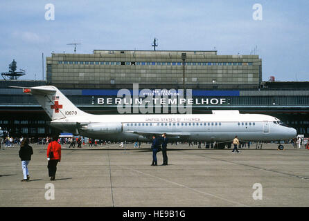 Eine C-9A Nachtigall aeromedical Luftbrücke Transportflugzeuge auf dem Display während der offenen Tür auf dem Flughafen Berlin-Tempelhof. Stockfoto