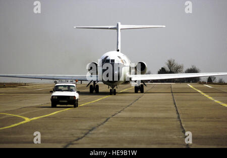 Eine Nachtigall uns Air Force (USAF) c-9 Flugzeuge zugeordnet, 458. Air Expeditionary Gruppe (AEG), rollt hinter einer Fluglinie Fahrzeug nach der Ankunft am Mihail Kogalniceanu Air Base (AB), Rumänien, während der Operation IRAQI FREEDOM. Stockfoto