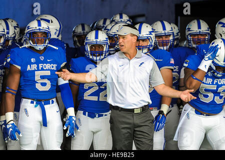 Falcon Fußballtrainer Troy Calhoun Rallyes sein Team, bevor sie am Morgan State bei der US Air Force Academy Falcon Stadium 5. September 2015, in Colorado statt. Air Force besiegt Morgan State 63-7, die Saison 2015 zu öffnen. Liz Copan) Stockfoto