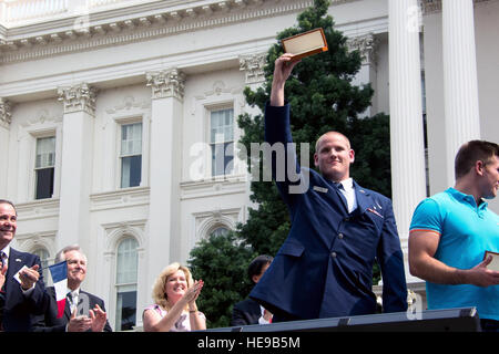 Airman 1st Class Spencer Stein erhält einen zeremoniellen "Schlüssel zur Stadt" von Bürgermeister Kevin Johnson während der Sacramento Heimatstadt Helden Parade und Festlichkeiten in Sacramento, Kalifornien, 11. September 2015. Senior Airman Charles Rivezzo) Stockfoto