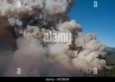 Kalifornien Luft und Army National Guard in Kraft zur Unterstützung der US Forest Service und Cal Fire Rim Feuer zu kämpfen. Fotos zeigen Helibasis, 1-140. Aviation Brigade (Air Assault), 129. Rescue Wing, Bewölkung, Feuer und mehr. Aufnahmen wurden von UH-60 Black Hawk Zugehörigkeit zu der California Army National Guard 1-140. Aviation Battalion am Rim Feuer in der Nähe von Yosemite, 22. August 2013.  Master Sergeant Julie Avey Stockfoto