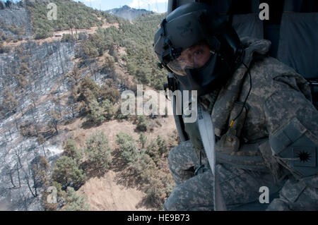 Sgt. Chris Boni, Kalifornien Army National Guard Crewchief von 1-140. Aviation Battalion (Air Assault) aus Los Alamitos gemeinsame Training Base (JFTB), gibt Wasser aus über Kopf beim kämpfen die Rim Fire in Kern County. Der UH-60 Crew übergossen die Felge Fire mit einer Gesamtfläche von 30.111 Gallonen der letzten drei Tage beim kämpfen die Kieferknochen komplexe Waldbrände zur Unterstützung des Bureau of Land Management, Kern County Fire und CAL FIRE. Stockfoto