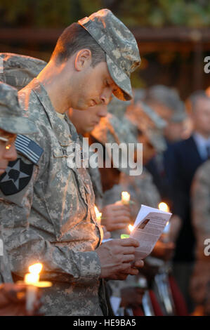 CAMP EGGERS, Afghanistan (31. Mai 2010)--Mitglied Camp Eggers dauert einen Moment der Stille während einer Zeremonie, die heute zu Ehren aller gefallenen Kameraden aller Kriege und alle Nationen stattfand. Während einer Rede von Generalleutnant William B. Caldwell, IV, wurde die Frage gestellt "was dauert es für einen normalen Bürger der Herausforderung stellen und bereit sein, das ultimative Opfer im Dienst für ihre Nation?", Caldwell beantwortet die Frage mit "die Werte der Loyalität, Pflicht, Respekt, selbstloser Dienst, Ehre, Integrität und persönlicher Mut," fügte hinzu, dass jede Nation zeigt diese Werte i Stockfoto