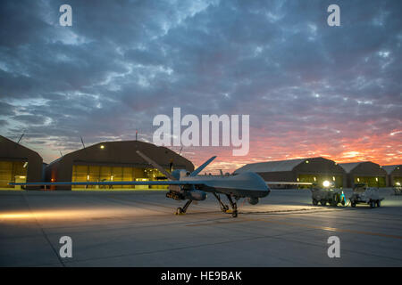 Ein MQ-9 Reaper, ausgestattet mit einer erweiterten Palette Änderung aus der 62. Expeditionary Reconnaissance Squadron sitzt auf der Rampe am Kandahar Flugplatz, Afghanistan, 6. Dezember 2015. Die ER Modifikation ermöglicht zusätzliche Flugzeit 20 bis 40 Prozent des Flugzeugs Ausrüstung abhängig.  Techn. Sgt. Robert Cloys Stockfoto