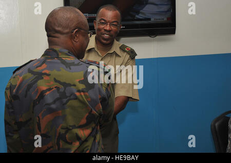 Ugandischen Völkern Defense Force Oberstleutnant Richard Karemire begrüßt kenianischen Oberst Dennis Ndungu zu einem Frühstück bewirtet durch die kombinierte Joint Task Force - Horn von Afrika und Camp Lemonier, 47 Jahre Unabhängigkeit Ugandas, 9. Okt..  Führungskräfte aus Camp Lemonier und CJTF-HOA Frühstück mit Partnernationen geteilt. Da Uganda 1962 seinen ersten Flagge gehisst, hatte es acht Präsidenten. Stockfoto