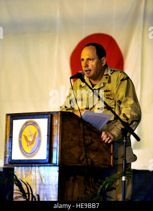 U.S. Navy Rear Admiral Anthony Kurta, Kommandant der kombiniert Joint Task Force-Horn von Afrika, spricht bei der japanischen Maritime Self-Defense Force Begrüßungsempfang Zeremonie im Camp Lemonier, Dschibuti, 1.Juni statt. Die JMSDF haben zwei P - 3C Flugzeug die Patrouille und gemeinsam Antenne informieren über verdächtige Schiffe eingesetzt. Die Soldat innen der CJTF-HOA, mit Sitz in Dschibuti, beschäftigen eine indirekte Annäherung an gewalttätigen Extremismus Zähler. Durch eine Strategie der Kooperative Konfliktprävention baut die Task Force die internen Kapazitäten der gefährdeten Ländern gegen Extre durchsetzen Stockfoto