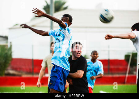 US-Soldaten aus Camp Lemonnier und Combined Joint Task Force Horn of Africa traten am 5. Dezember 2012 in Djibouti City an einem Fußballspiel gegen die republikanische Garde Dschibuti an. Die Republikanische Garde gewann 2-1, nachdem sie in der letzten Minute nach einem Spiel mit einem Treffer erzielte. Stockfoto