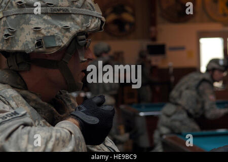 US Army National Guard Spc. Jesse Thompson, Combined Joint Task Force - Horn von Afrika schnelle Reaktion Kraft Mitglied, scannt ein Gebiet während einer aktiven-Shooter Trainingsübung auf Camp Lemonier Aug. 25. Die aktiv-Shooter-Ausbildung wurde entwickelt, um die Verbesserung der Fähigkeiten und die Bereitschaft von Service-Mitglieder beteiligt. Die schnelle Eingreiftruppe besteht aus Mitgliedern aus dem 1. Bataillon, 161. Feldartillerie aus Kansas. Der Combined Joint Taskforce - Horn von Afrika unter dem Kommando des US Africa Command führt Zivil- und non-Combatant militärische Operationen in Ostafrika abzielen, partn Stockfoto